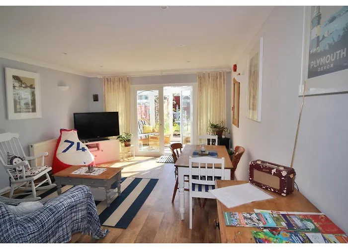 Self Contained Flat With Private Garden & Parking