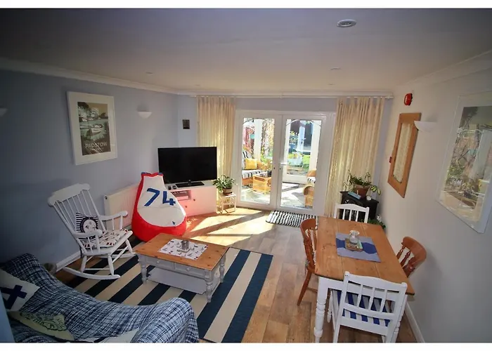 Self Contained Flat With Private Garden & Parking