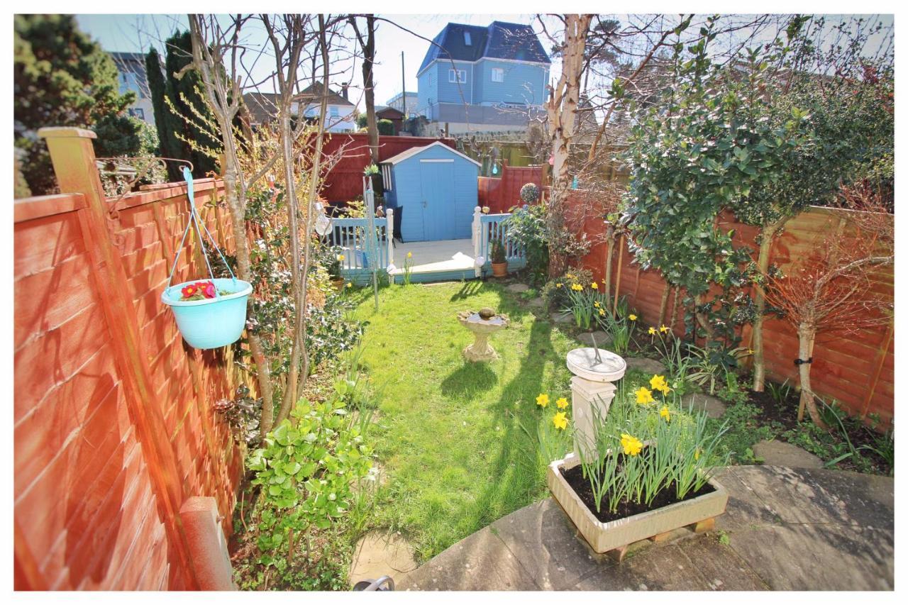 Self Contained Flat With Private Garden & Parking