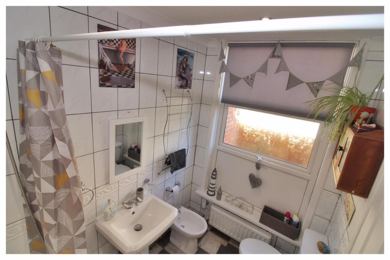 Self Contained Flat With Private Garden & Parking