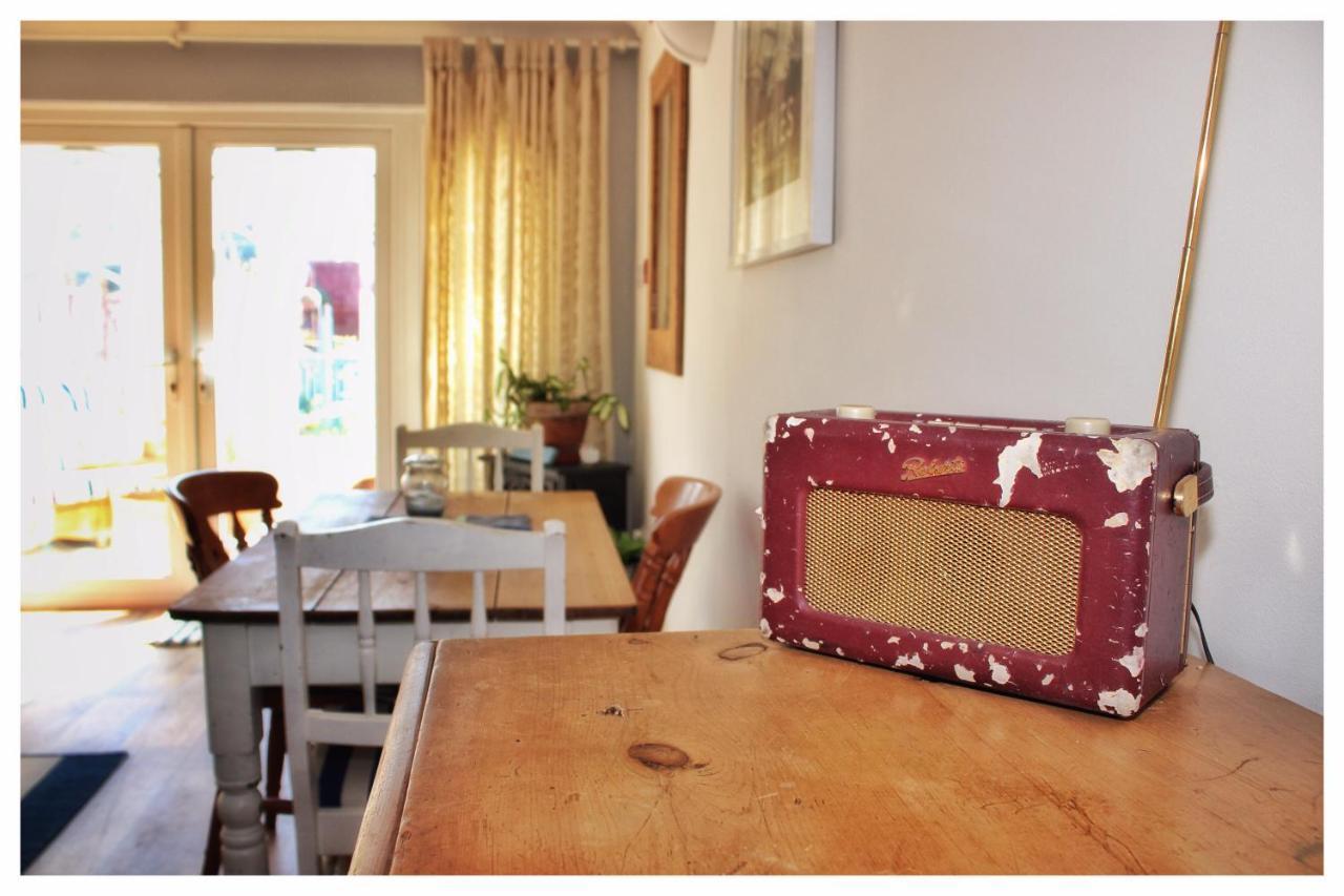 Self Contained Flat With Private Garden & Parking *
