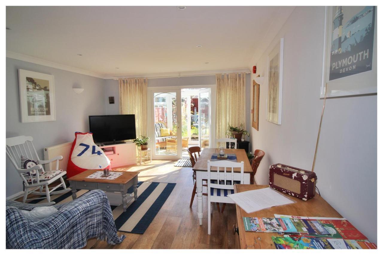 Self Contained Flat With Private Garden & Parking Apartment *