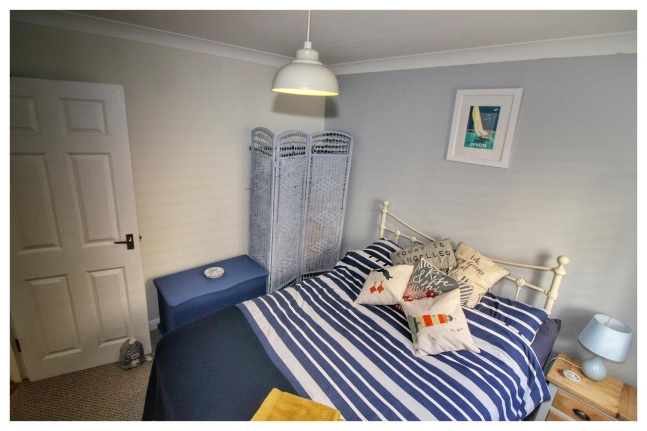 Apartment Self Contained Flat With Private Garden & Parking *