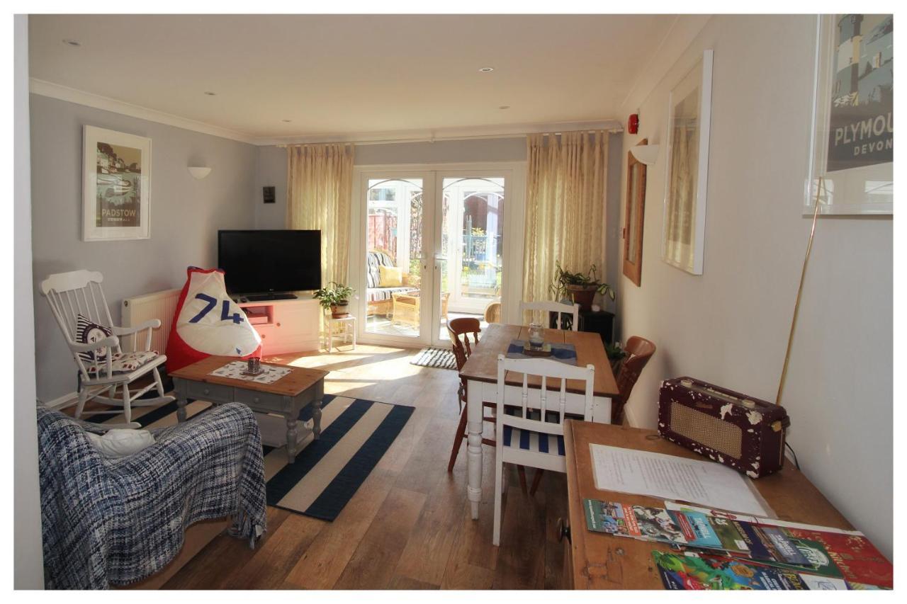 Self Contained Flat With Private Garden & Parking Apartment *